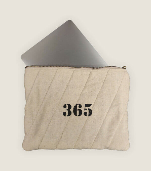 Housse d'ordinateur molletonnée - Macbook pro 13 pouces - Macbook air - Comédie-Française - Stefania di Petrillo - Housses en scene - Toile de tapissiers - Coulisses de théâtre