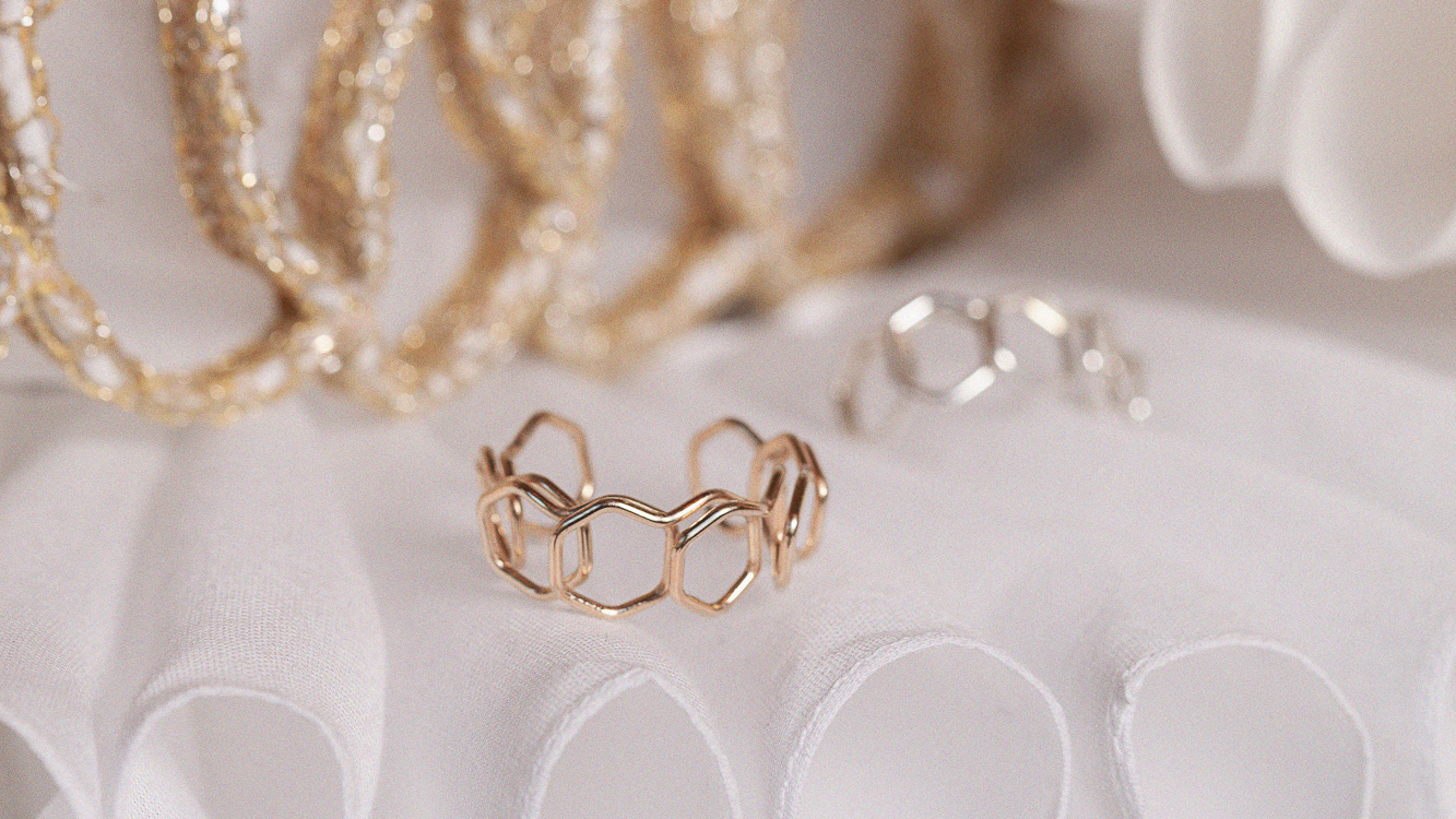 Atelier Paulin x Comedie-Francaise Bijoux fil d'or Gold filled 24 carats ruche alveole emblème bague