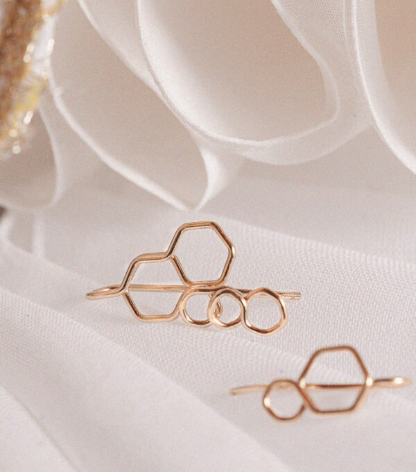 Atelier Paulin x Comedie-Francaise Bijoux fil d'or Gold filled 24 carats ruche alveole emblème boucle d'oreille climber