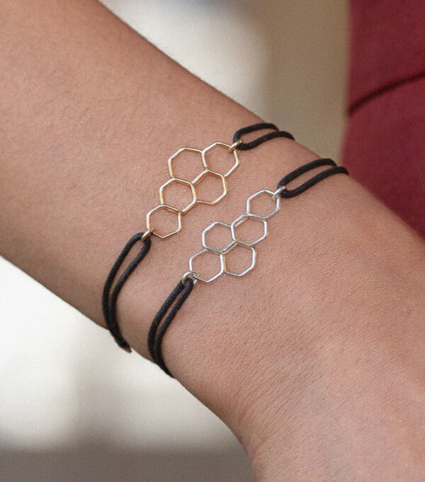 Atelier Paulin x Comedie-Francaise Bijoux fil d'or Gold filled 24 carats ruche alveole emblème bracelet