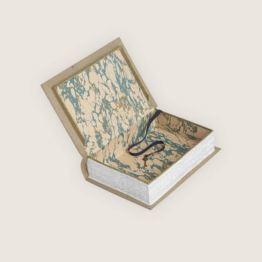 Marin Montagut Comedie Francaise Livre a secrets livre creux