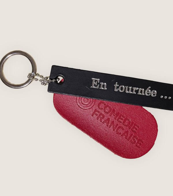 Porte clef en cuir comedie francaise en tournee theatre troupe